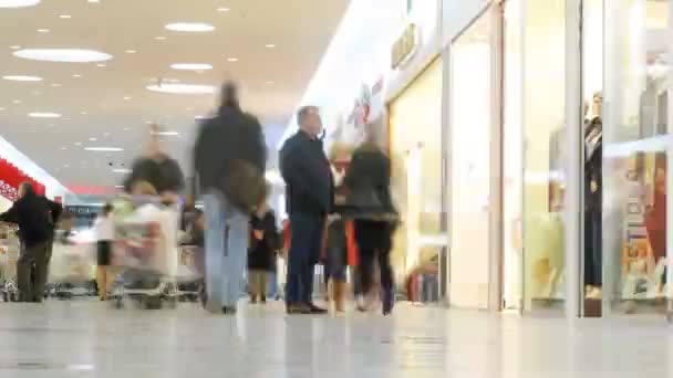 Människor passerar genom passage i aushan stormarknad — Stockvideo