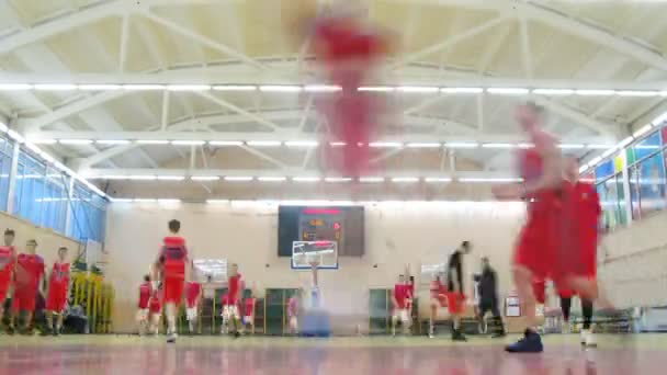 Les jeunes hommes jouent au basket-ball à l'Université d'Etat russe — Video