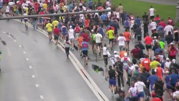 Участники марафона бегут на XXX МОСКВСКОМ МЕЖДУНАРОДНОМ МАРАТОНЕ МИРА — стоковое видео