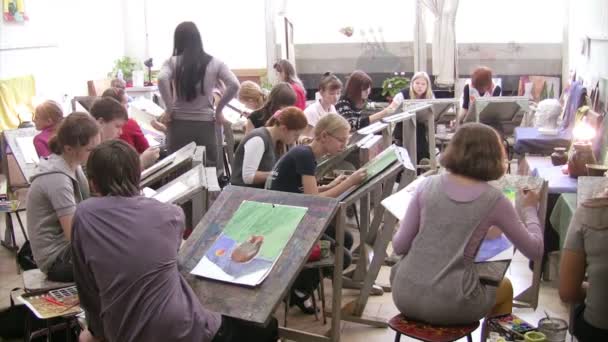 Mladí umělci sedět ve studiu a kreslí. — Stock video