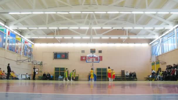 Basketballspiel in der staatlichen russischen Universität für Sportunterricht — Stockvideo