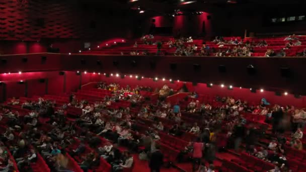 Personas que se reúnen en la sala de cine durante la Noche de animación 2x2 — Vídeo de stock