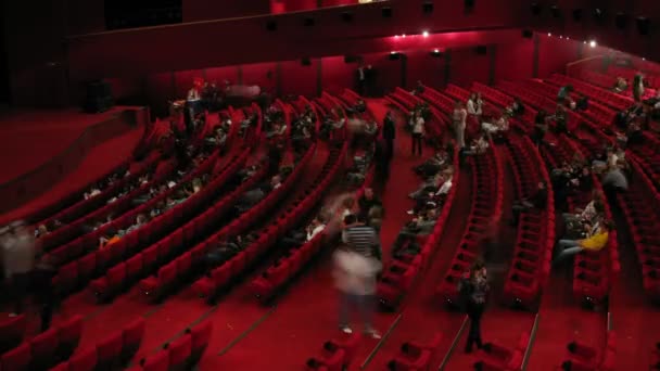 Mucha gente reuniéndose en sala de cine — Vídeo de stock