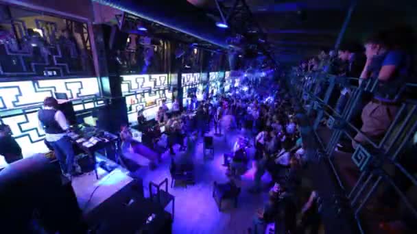 Lidé slaví narozeniny photosight v Hledat v místnosti klubu — Stock video