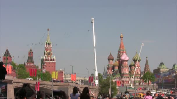 Gruppe von Hubschraubern fliegt mit Fahnen über den Roten Platz. — Stockvideo