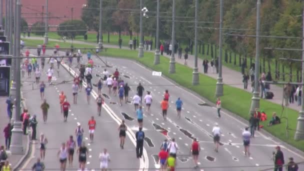 Účastníci běží u Kremlu na xxx Moskevského mezinárodního míru maraton. — Stock video