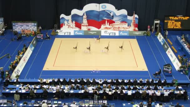 Gimnastas con cintas en XXX Campeonato Mundial de Gimnasia Rítmica — Vídeos de Stock