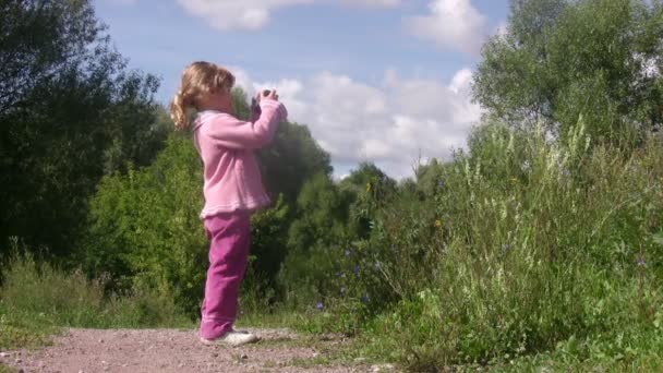 Liten flicka fotografier i park. — Stockvideo