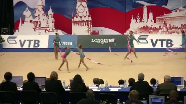 Turnerinnen mit Schleifen bei Weltmeisterschaften der Rhythmischen Sportgymnastik — Stockvideo