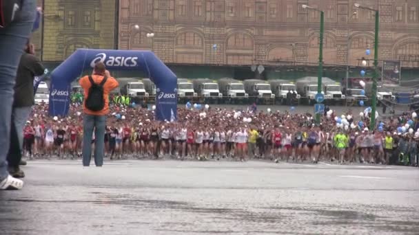 Start účastníků xxx moskevské Mezinárodní marathon míru — Stock video