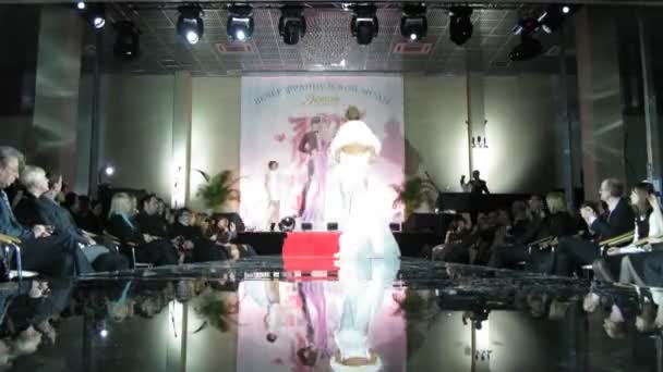 Модели на сцене во время вечера французской моды в ювелирном доме Estet — стоковое видео