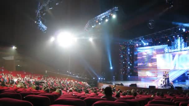 Spectators watch Big Digit - 2011 awards ceremony in Crocus City Hall — Stock Video