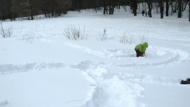 Due bambini piccoli giocano in tunnel scavando neve, time lapse — Video Stock