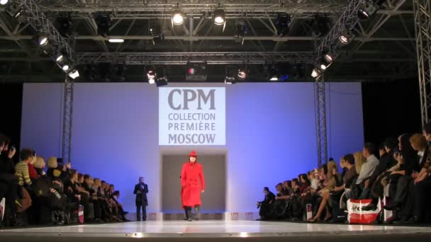 Men dressed in red on stage during Collection Première Moscow — Αρχείο Βίντεο