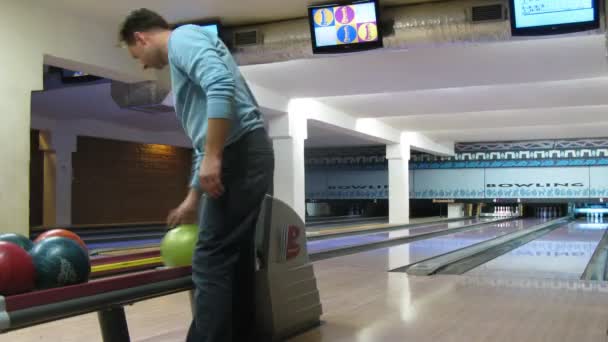 Les gens jouent au bowling en club — Video