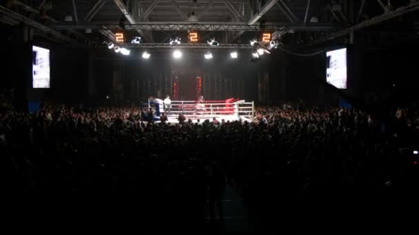 Les spectateurs regardent le combat entre Batu Khasikov et Albert Kraus — Video