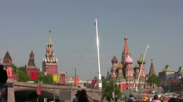 Over Red Square fly group of planes, people observe from below. — Stock Video