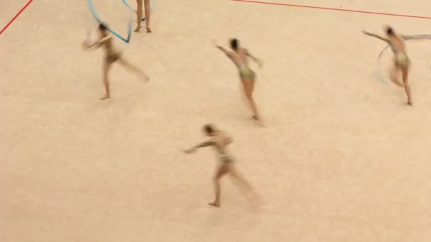 Cvičenci se stuhami na Mistrovství světa v rytmické gymnastice xxx — Stock video