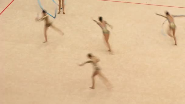 Turnerinnen mit Schleifen bei Weltmeisterschaften der Rhythmischen Sportgymnastik — Stockvideo