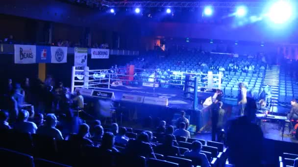 Los espectadores tienen lugar antes del partido de boxeo de la WSB — Vídeos de Stock