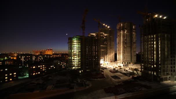 Vista general del sitio de construcción en la noche, lapso de tiempo — Vídeos de Stock