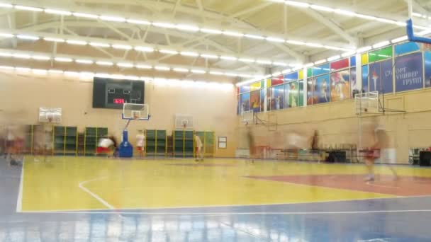 Young men play basketball in Russian State University of Physical Education — Stock Video