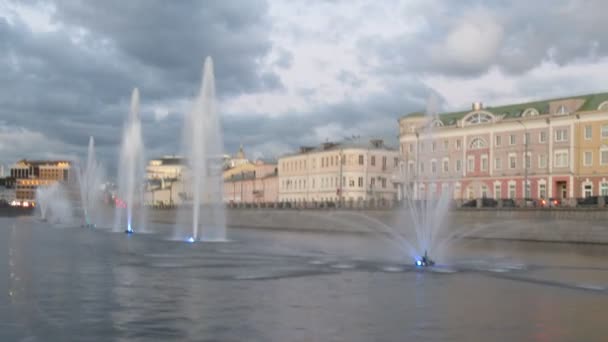 View from boat on fountains in Moscow Vodootvodnoy canal — Stock Video