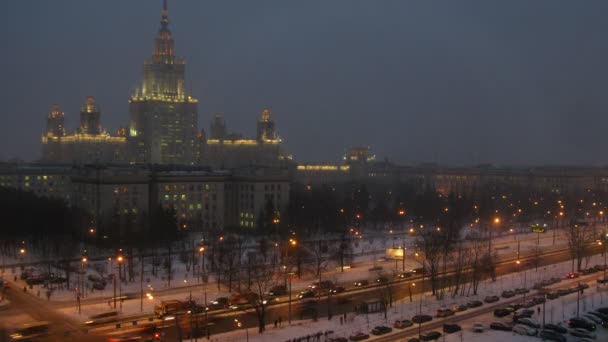 Московский государственный университет зимой в вечернее время, временной промежуток — стоковое видео