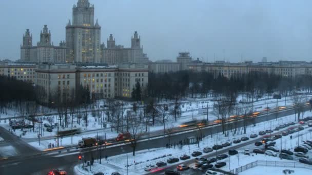 Московський державний університет взимку в нічний час, час Уповільнена зйомка — стокове відео