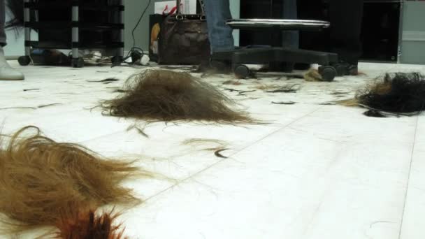Trozos de pelo cortados en el XVII festival Mir Krasoty — Vídeo de stock