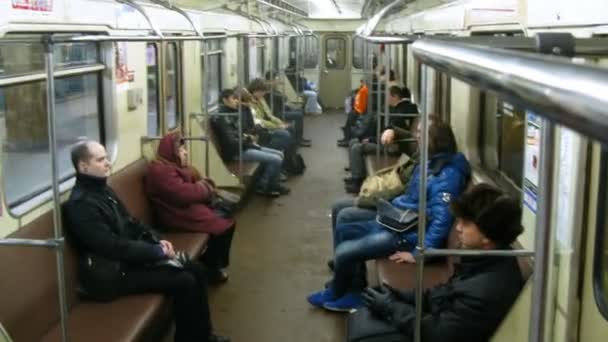 Los pasajeros viajan dentro del tren Metro — Vídeos de Stock