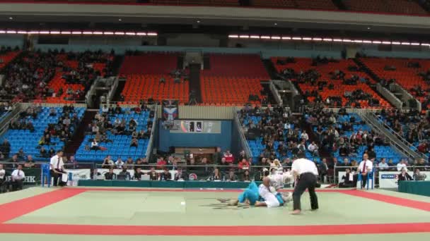 Arbitre juge combat pendant la Coupe du monde Kudo — Video