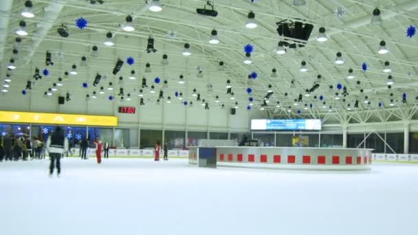 La gente patina en pista de hielo Europea — Vídeos de Stock
