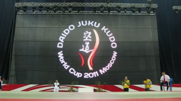 Dos deportistas luchan durante la Copa del Mundo de Kudo — Vídeos de Stock