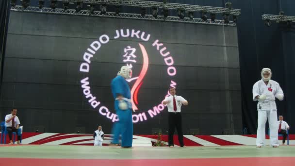 Deux sportifs se battent pendant la Coupe du Monde de Kudo — Video