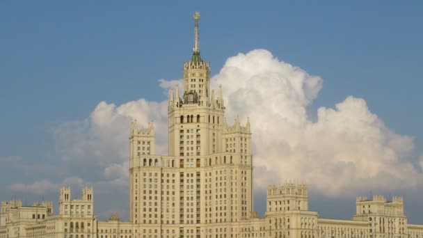 Edifício de arranha-céus no Kotelnicheskaya Embankment — Vídeo de Stock