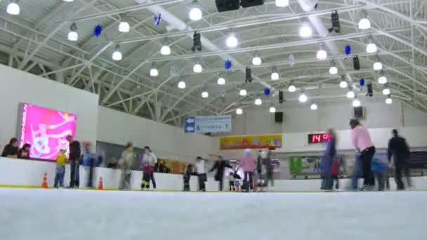 Children and their parents skate on ice rink European — Stock Video