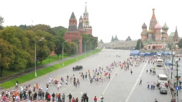 Účastníci běží u Kremlu na xxx Moskevského mezinárodního míru maraton. — Stock video