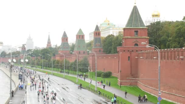 Uczestnicy przechodzą w pobliżu Kremla w Moskwie xxx międzynarodowego pokoju maraton. — Wideo stockowe