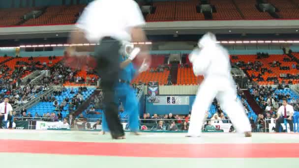 Dos deportistas luchan durante la Copa del Mundo de Kudo — Vídeos de Stock