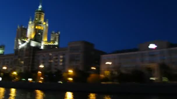 Kotelnicheskaya Embankment por la noche — Vídeo de stock