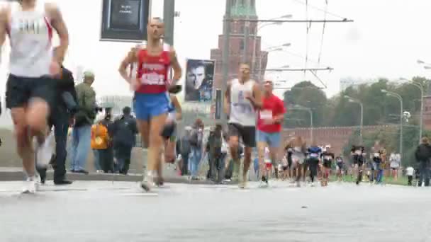 Participantes de maratón durante la carrera en tiempo lluvioso — Vídeos de Stock