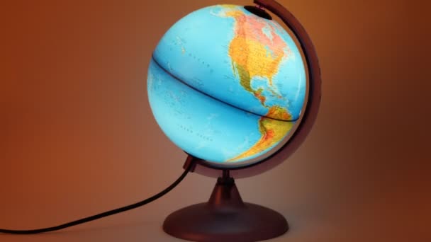 Globus z wewnętrznym podświetleniem obracając się wokół — Wideo stockowe