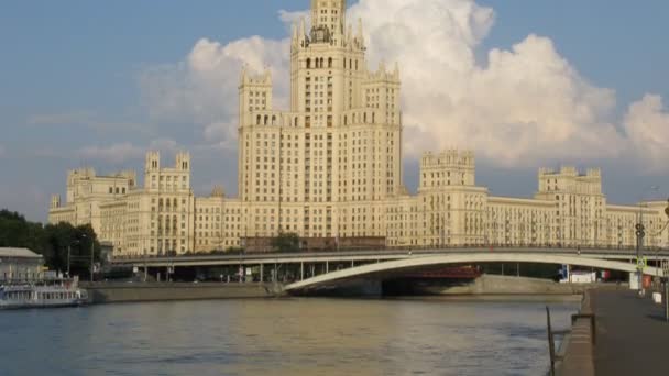 Ship pass by high-rise building at Kotelnicheskaya Embankment — Stock Video