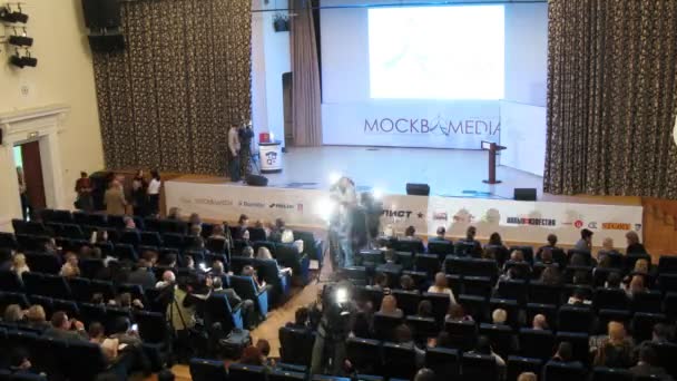 Host van Moskou media aanwezig award in grote concertzaal — Stockvideo