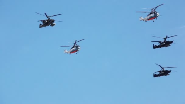 Helikopters ka-27 en ka-50 op parade — Stockvideo