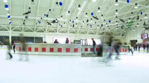 Schaatsen op de ijsbaan mensen Europese — Stockvideo