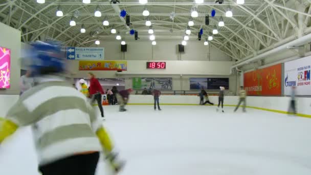 Los niños y sus padres patinan en pista de hielo europea — Vídeos de Stock