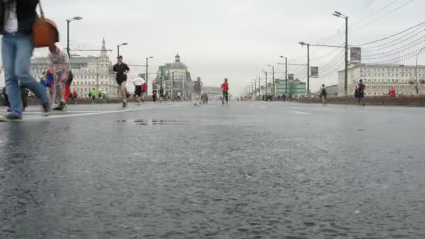 Corredores en el centro de Moscú tren antes de maratón — Vídeo de stock
