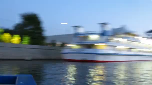 Steamers in de buurt van Kathedraal van Christus de Verlosser bij avond — Stockvideo